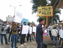 Puluhan Masyarakat Unjuk Rasa di Mapolda Jambi Buntut Penghancuran Graha Lansia, Ini Tuntutannya