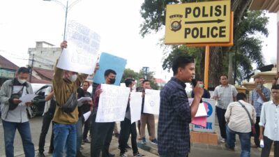 Puluhan Masyarakat Unjuk Rasa di Mapolda Jambi Buntut Penghancuran Graha Lansia, Ini Tuntutannya