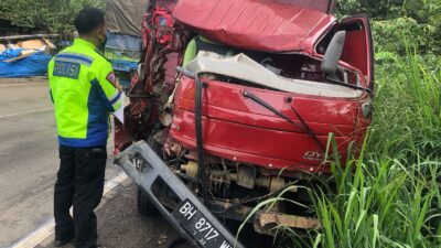 Lagi-lagi Lakalantas Terjadi di Mestong, Truk Oleng Lalu Tabrakan Beruntun