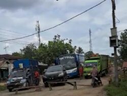 Macet, Warga Sridadi Blokir Jalan Imbas Pemerintah Tak Kunjung Lakukan Perbaikan