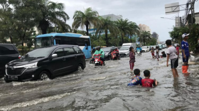 Banjir di depan SPBU Simpang Pucuk, Kota Jambi pada 24 Mei 2022. (ist)