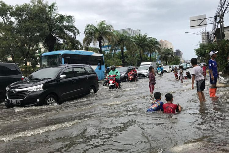 Banjir di depan SPBU Simpang Pucuk, Kota Jambi pada 24 Mei 2022. (ist)