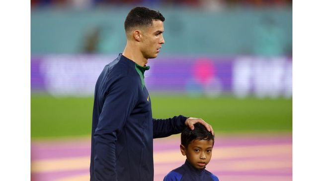 Anak Indonesia, Ulul Albab El Ibrahim jadi pendamping Cristiano Ronaldo di Piala Dunia 2022 (Foto: REUTERS/HANNAH MCKAY)