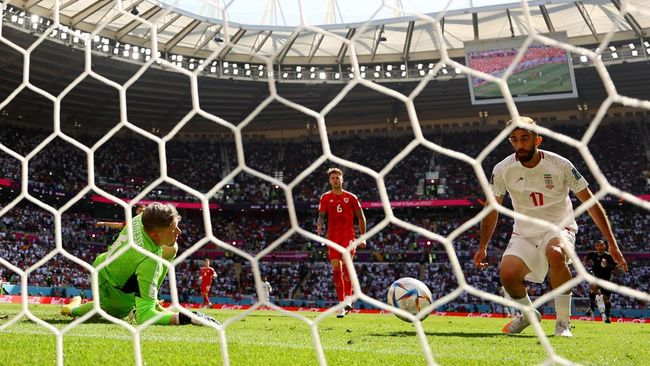 Gol Iran di babak pertama dianulir alasannya offside. (REUTERS/CARL RECINE)