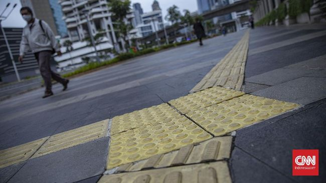 Pedestrian yang dilengkapi guiding block untuk penyandang tunanetra. (Foto: CNN Indonesia/Bisma Septalismaa)