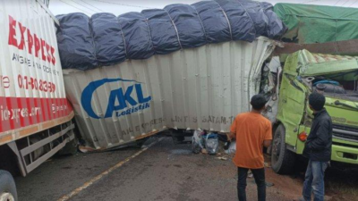 Gagal Mendahului, 3 Truk Tabrakan Beruntun di Mestong