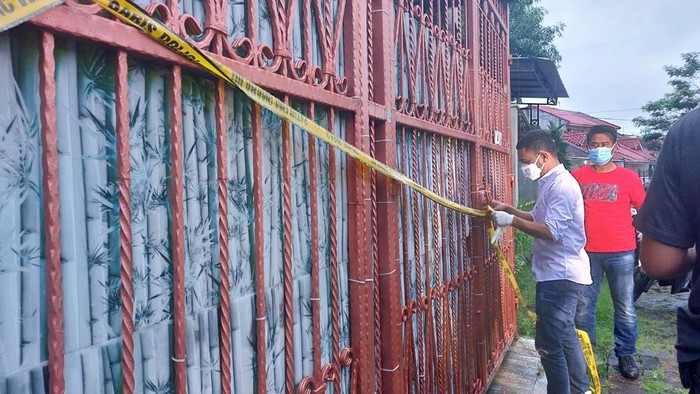 Rumah keluarga yang tewas 'mengering' di Perum Citra Garden Extension I, Kalideres, Jakarta Barat, kini tertutup plastik. (ist)