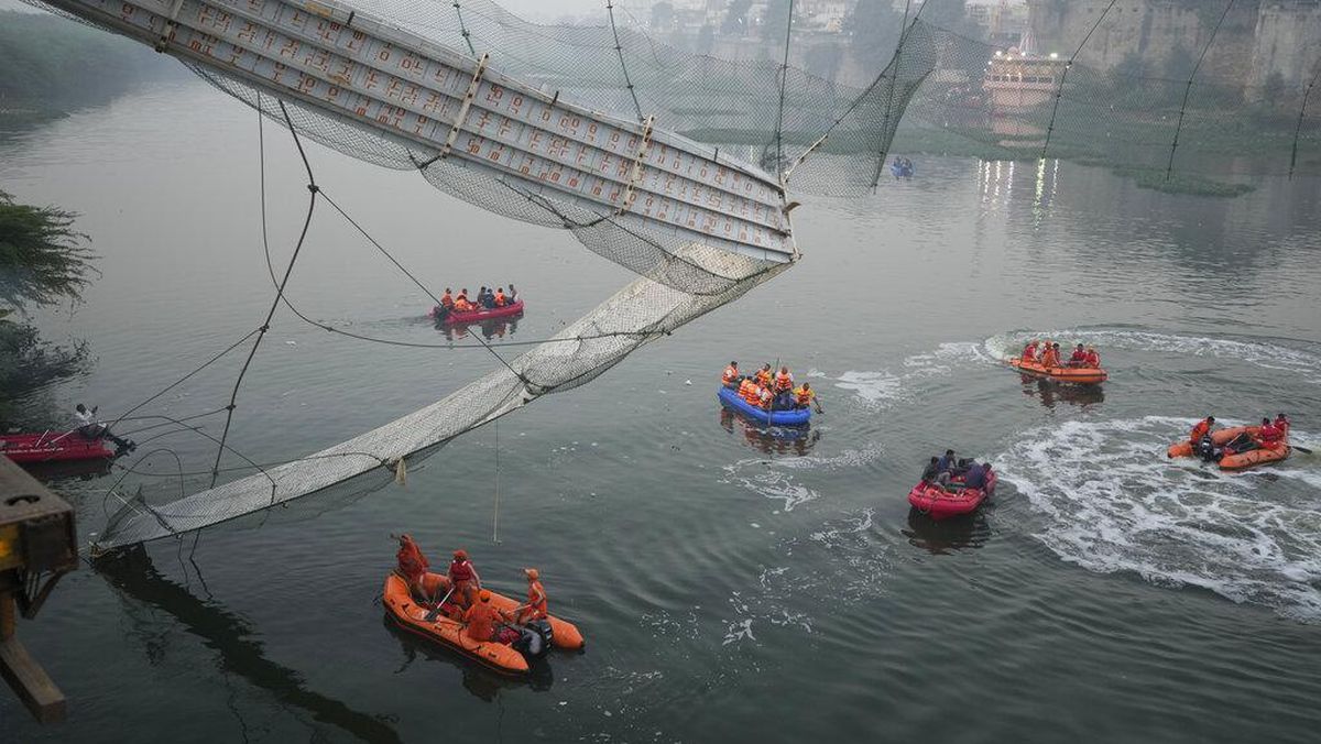 Jembatan Ambruk di India. (Ist)