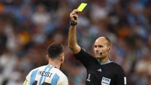 Kembali Membuatkontroversi, Wasit yang Disemprot Messi Ingin Pensiun