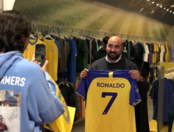 Video: Fans Al Nassr Serbu Jersey Ikonik Ronaldo