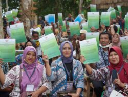 Jokowi Menyerahkan SK Perhutanan Sosial dan SK Tora Buat Seluruh Indonesia