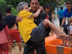 Aksi Heroik Babinsa Selamatkan Warga yang Stroke di Lokasi Banjir