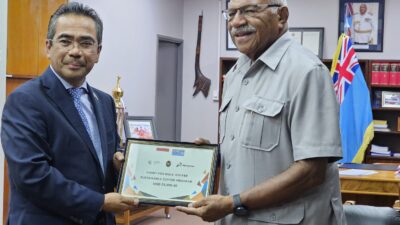 Dubes RI untuk Fiji, Dupito D Simamora memberikan bantuan dana hibah sebesar USD 25.000 kepada PM Fiji untuk pengembangan Proyek Kopi. (Sumber foto: Kedubes RI di SUVA, Fiji)