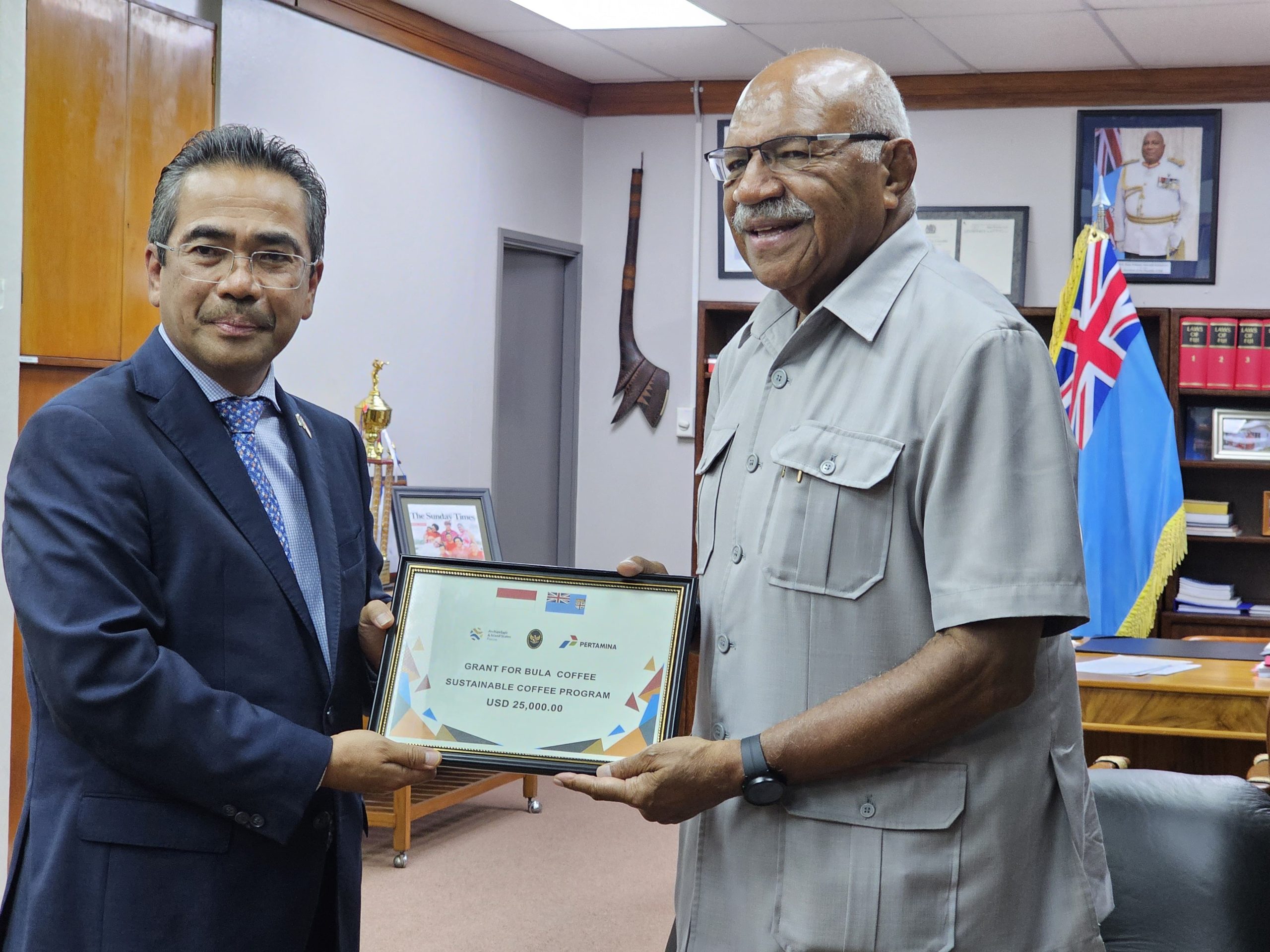 Dubes RI untuk Fiji, Dupito D Simamora memberikan bantuan dana hibah sebesar USD 25.000 kepada PM Fiji untuk pengembangan Proyek Kopi. (Sumber foto: Kedubes RI di SUVA, Fiji)