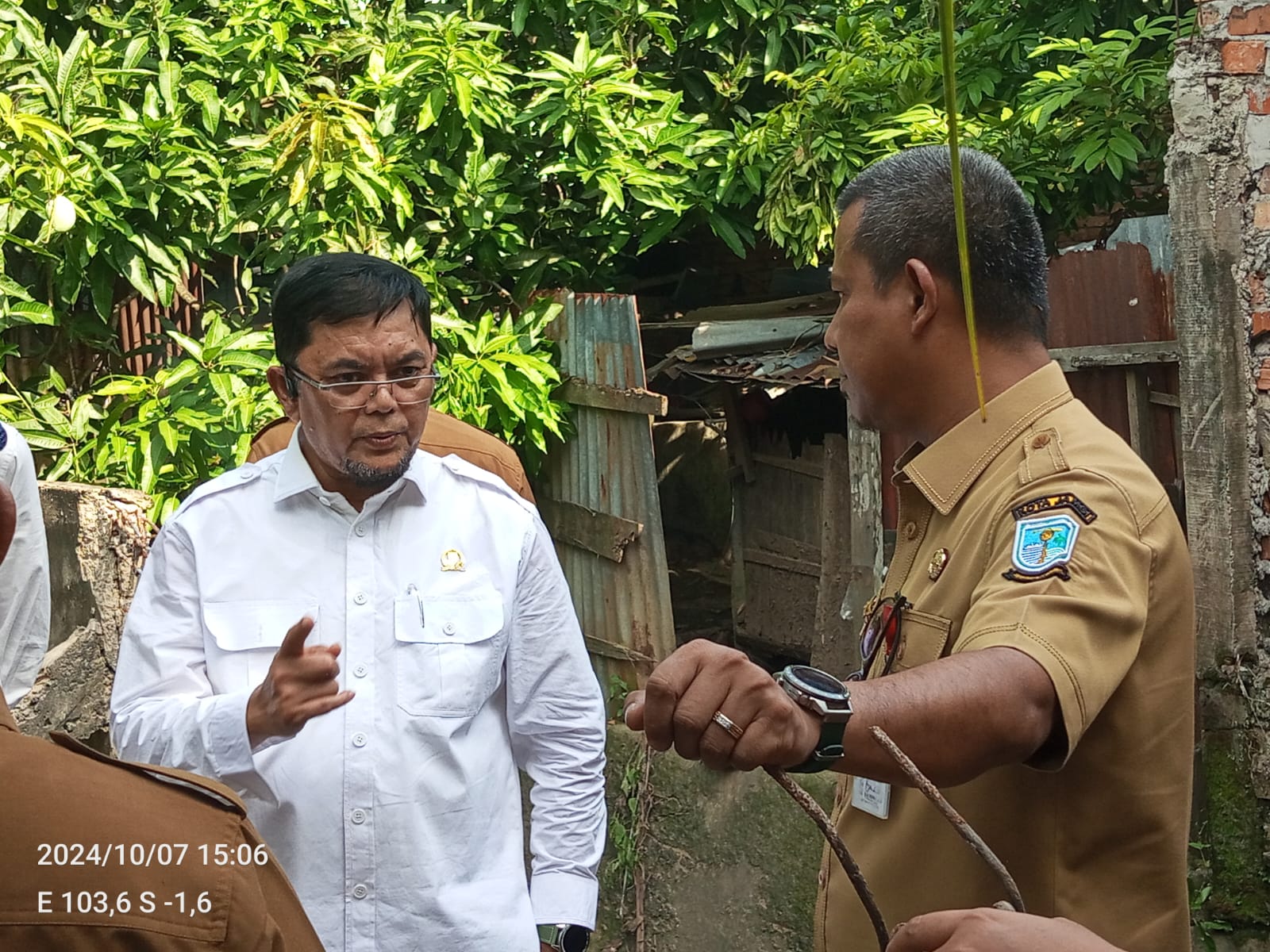 Ivan Wirata di salah satu titik rawan banjir belakang JBC. (DETAIL/Juan)