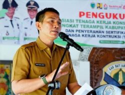 Kukuhkan Asosiasi Tenaga Kerja Konstruksi (ATEKKSI) di Kabupaten Batanghari, Fadhil Arief Ingatkan Pekerja Konstruksi Pentingnya Sertifikasi