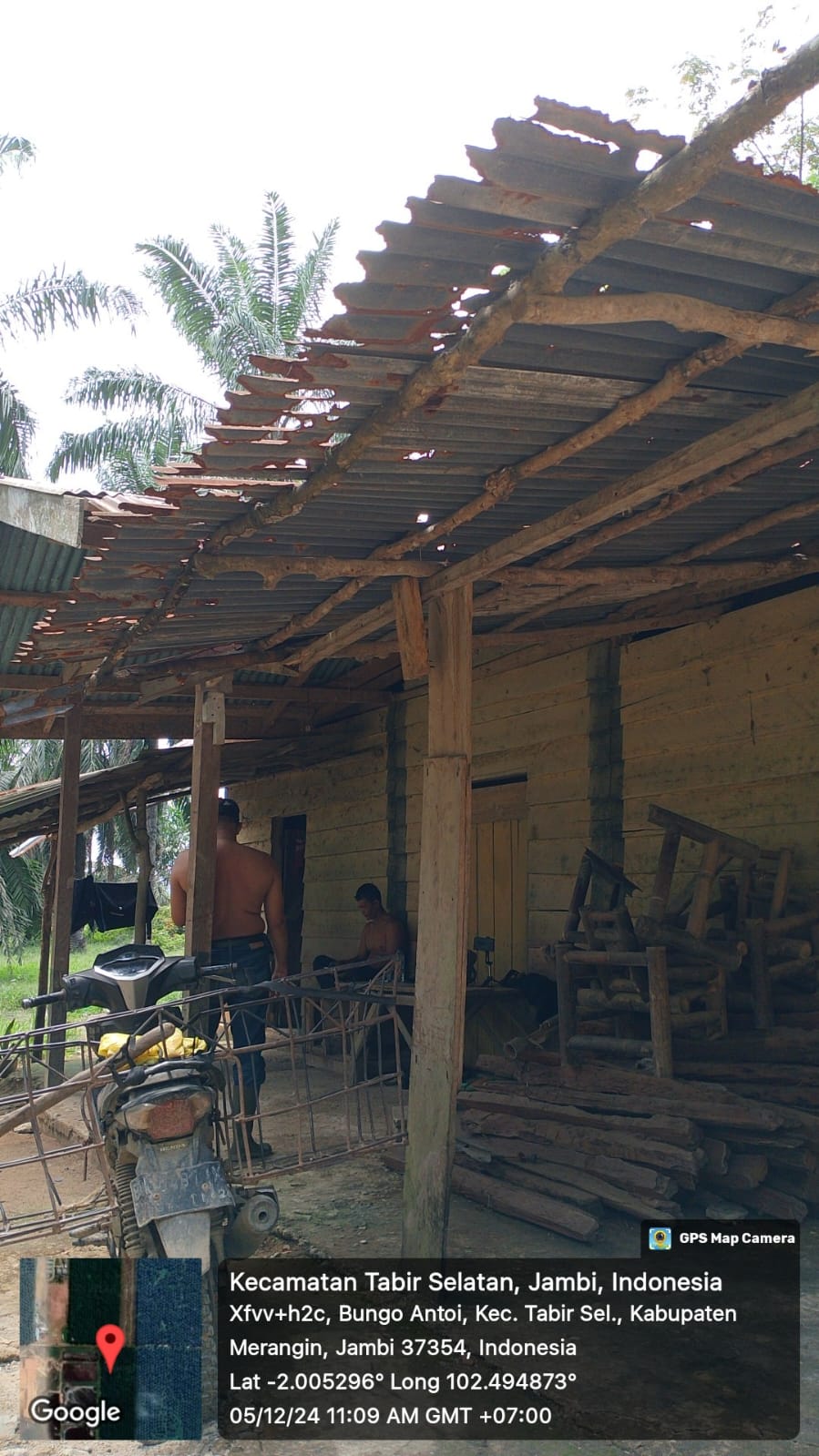 Rumah Sawal yang berjarak 5 meter dari dinding kolam milik PT SGN. (DETAIL/Daryanto)