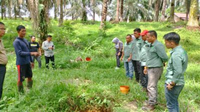 Anggota Komisi III DPRD Merangin saat meninjau sumur milik Sawal yang tercemar limbah PT SGN. (DETAIL/Daryanto)