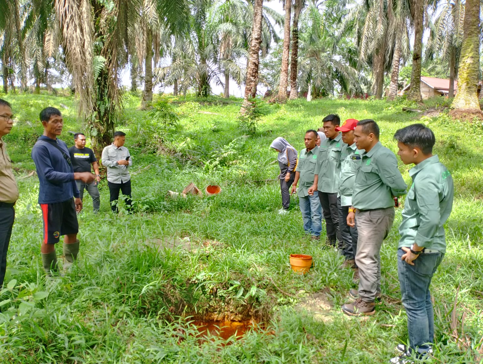 Anggota Komisi III DPRD Merangin saat meninjau sumur milik Sawal yang tercemar limbah PT SGN. (DETAIL/Daryanto)