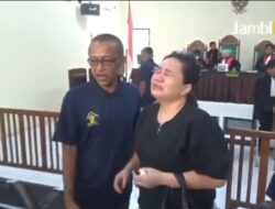 Tangis Istri Terdakwa Arwin Pecah Usai Persidangan, EP: Utang Sudah Lunas dan Damai, Kenapa Suami Saya Dihukum?