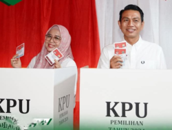 Gunakan Hak Pilihnya, Bupati Fadhil Arief Bersama Istri Mencoblos di TPS 06 Muara Bulian